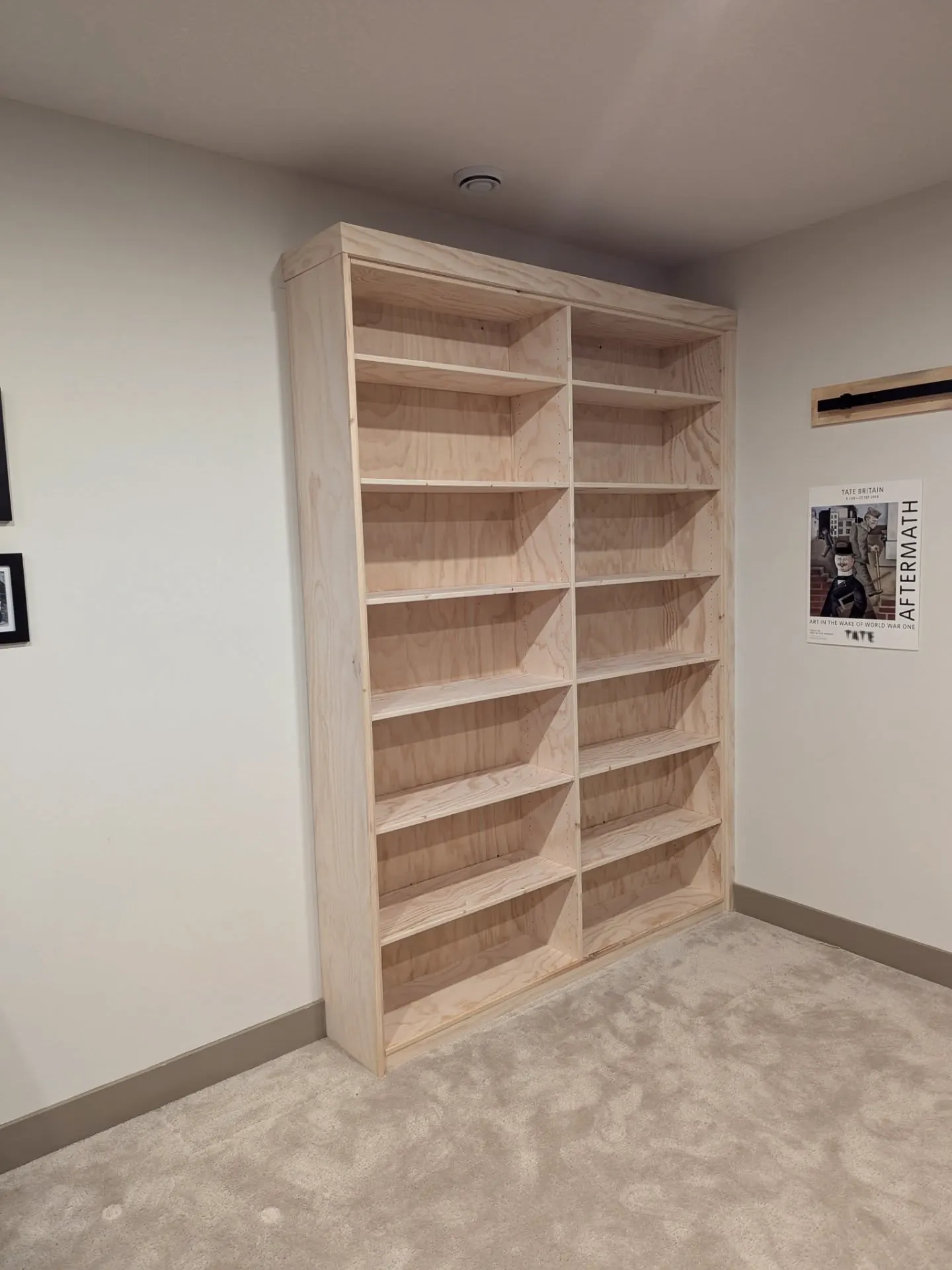 Bookshelf with adjustable shelves