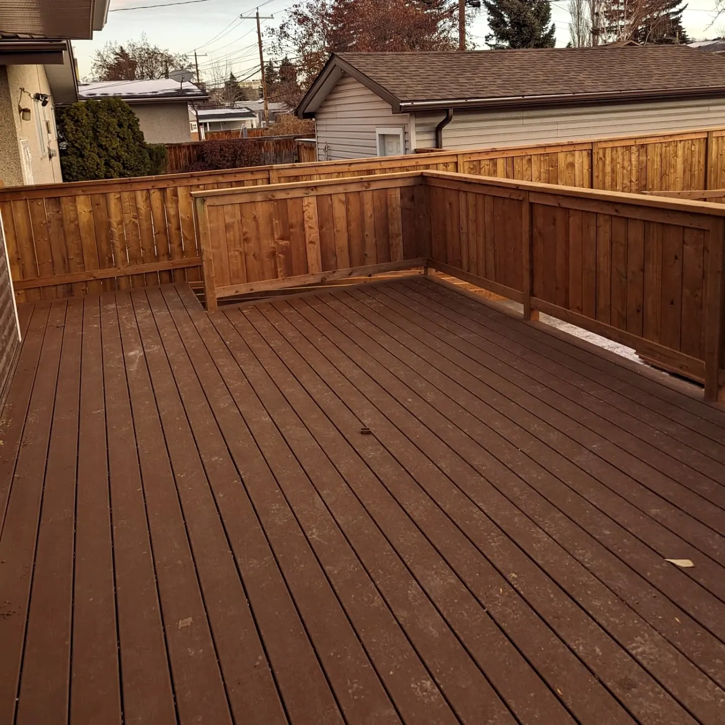 Wide deck with privacy railing